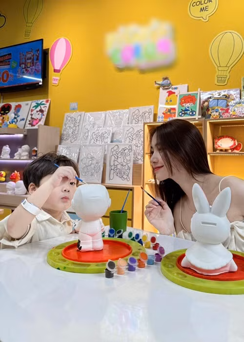 Ngoài bé Bo, Hòa Minzy còn một số người con nuôi. ""Ngày xưa, em cũng hay giúp đỡ các bé, nhưng thường chỉ giúp âm thầm thôi. Trong đó, có một vài bạn con nuôi là em tự đi tìm trong phần tin nhắn chờ", nữ ca sĩ trải lòng. Ảnh: FB Bo.