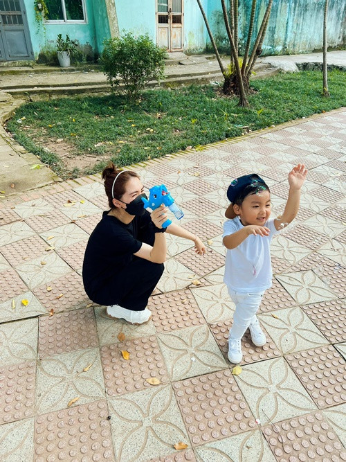 Hòa Minzy chia sẻ hình ảnh con trai vui đùa với bong bóng nước. Ảnh: FB Bo.