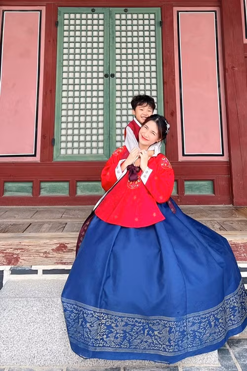 Con trai Hòa Minzy ở căn hộ cao cấp, đi xe sang, du lịch nước ngoài. Ảnh: FB Bo.