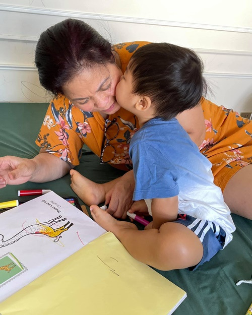 Từ nhỏ, quý tử nhà ca sĩ Hòa Minzy đã biết quan tâm đến người thân. Trong ảnh, bé Bo hôn má bà ngoại. Ảnh: FB Bo.