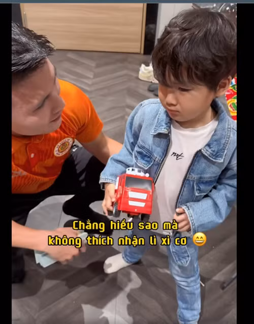 Bé Bo được nhiều cầu thủ, nghệ sĩ Việt yêu mến như Quang Hải, Văn Toàn, Thủy Tiên.. Ảnh: FB Bo.