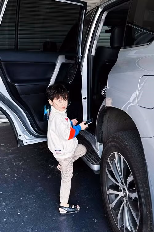 Có mẹ là ca sĩ, bố là doanh nhân, bé Bo "sinh ra đã ngậm thìa vàng". Ảnh: FB Bo.