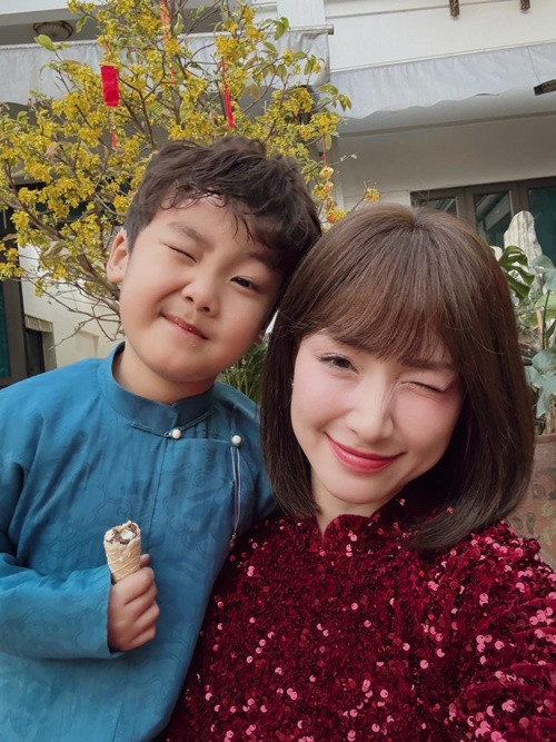  Hòa Minzy và Minh Hải có một cậu con trai chung tên Bo vào tháng 10/2019. Chọn thời điểm quý tử đã được 20 tháng tuổi, nữ ca sĩ mới cho con lộ mặt trước công chúng. Ảnh: FB Bo.