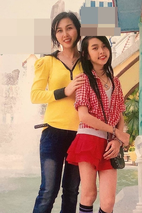 Sau khi Thùy Tiên đăng quang Hoa hậu Hòa bình Quốc tế 2021, mẹ người đẹp rơi vào tâm điểm của dư luận vì những đồn đoán. Mẹ của Thùy Tiên khẳng định, bà chưa từng bỏ rơi con như lời đồn. Ảnh: Arttimes.