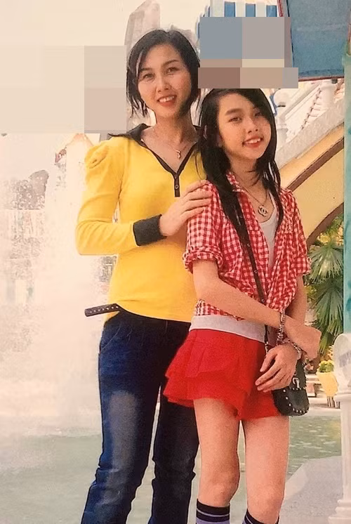 Sau khi Thùy Tiên đăng quang Hoa hậu Hòa bình Quốc tế 2021, mẹ người đẹp rơi vào tâm điểm của dư luận vì những đồn đoán. Mẹ của Thùy Tiên khẳng định, bà chưa từng bỏ rơi con như lời đồn. Ảnh: Arttimes.