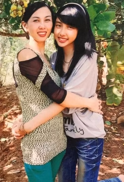 Hoa hậu Thùy Tiên có tuổi thơ không mấy êm đềm. Trong cuộc phỏng vấn với Znews, người đẹp chia sẻ, bố mẹ cô ly hôn từ năm cô mới 4 tuổi. Thùy Tiên ở với bà dì, là em của bà nội. Ảnh: Arttimes.