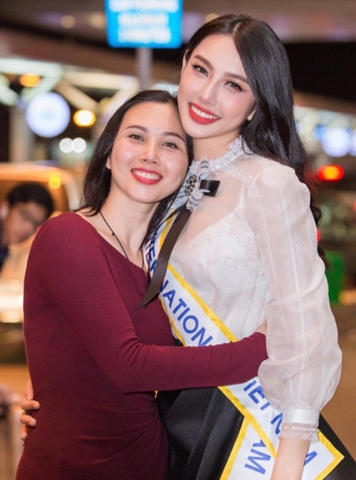 Mẹ của Thùy Tiên nói: "Tôi xem các clip, đọc bình luận thấy toàn người không thích, không ưa lên nói thôi, mấy người mua hàng ủng hộ thì không nói gì hết. Thương nhau củ ấu cũng tròn, ghét nhau trái banh cũng méo". Ảnh: Người Đưa Tin.