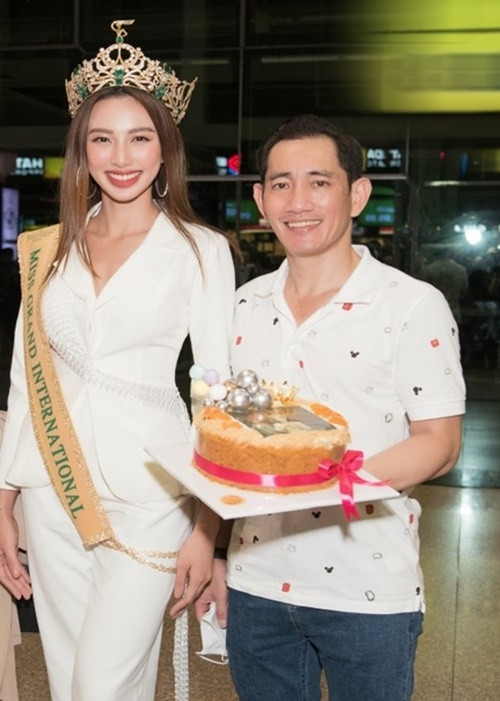 Thủy Tiên và bố đều mê bóng đá. Ảnh: VOV.