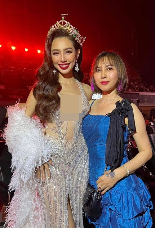 Giữa ồn ào Hoa hậu Thùy Tiên quảng cáo lố viên kẹo rau củ, mẹ của người đẹp có phát ngôn gây xôn xao trong một livestream. Ảnh: Phụ Nữ Số.