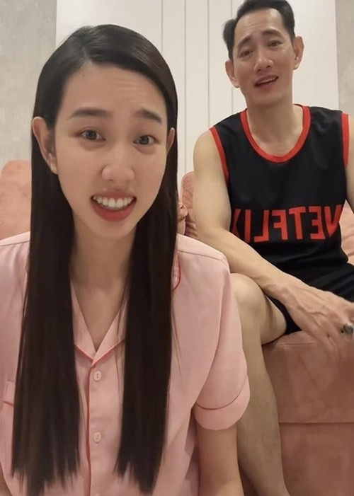 Trong một clip, nàng hậu chia sẻ: “Những ngày không đi làm, Tiên sẽ thức dậy lúc 5h sáng, quét dọn nhà cửa, đi chợ rồi nấu cơm”. Bố Thùy Tiên lập tức phản bác: “Mắc cười quá, nói không đúng, đâu ra dậy 5 - 6h sáng, đi chợ”. Thực tế, Thùy Tiên làm clip "bắt trend" chia sẻ cuộc sống thường ngày khi ở cùng gia đình. Ảnh: Saostar.