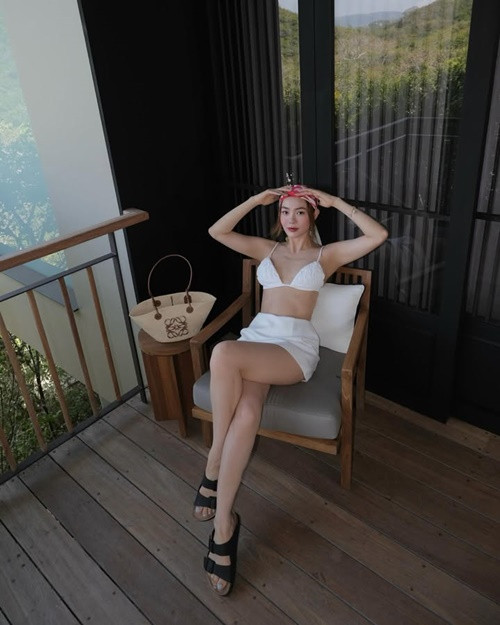 Đi biển nghỉ dưỡng, ca sĩ Minh Hằng vừa tung bộ ảnh gợi cảm với bikini.