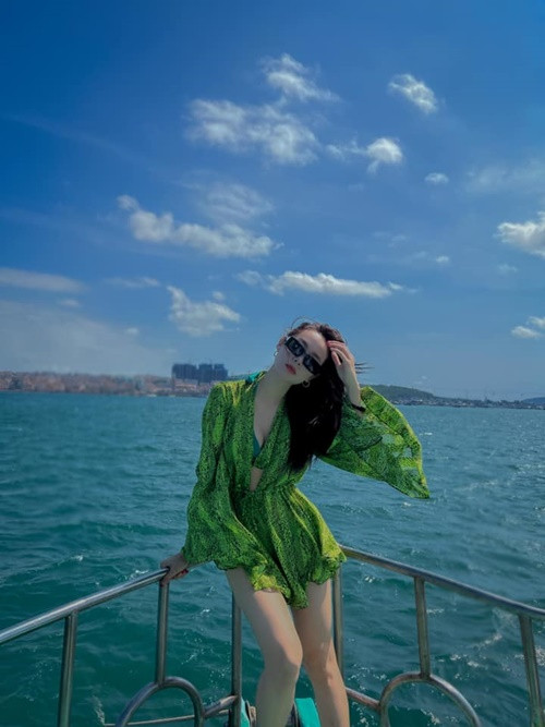 Trong các chuyến du lịch biển, Minh Hằng khéo lựa chọn trang phục tôn hình thể.