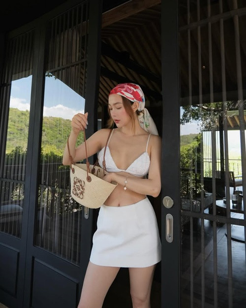 Minh Hằng sinh con trai đầu lòng vào tháng 8/2023. Sau sinh nở, cô giảm ngay được 10 kg nhưng để trở lại vóc dáng ban đầu, người đẹp phải rất nỗ lực bởi cơ thể cô dễ tích mỡ.