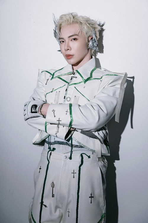 Erik từng tham gia cuộc thi Giọng hát Việt nhí 2013. Ở sân chơi này, anh dừng chân ở vòng đối đầu.Sau Giọng hát Việt nhí 2013, Erik tiếp tục tham gia các cuộc thi âm nhạc trên truyền hình. Năm 2014, anh lọt top 25 Ngôi sao Việt và top 4 The Winner. Ảnh: FB Erik.