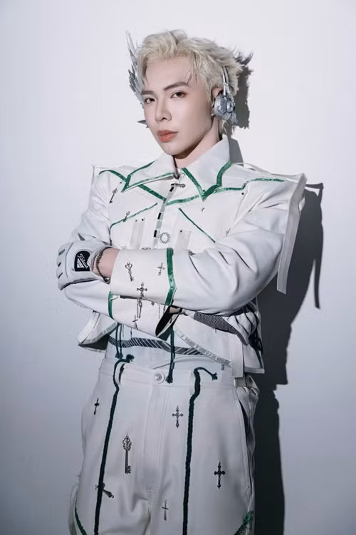 Erik từng tham gia cuộc thi Giọng hát Việt nhí 2013. Ở sân chơi này, anh dừng chân ở vòng đối đầu.Sau Giọng hát Việt nhí 2013, Erik tiếp tục tham gia các cuộc thi âm nhạc trên truyền hình. Năm 2014, anh lọt top 25 Ngôi sao Việt và top 4 The Winner. Ảnh: FB Erik.