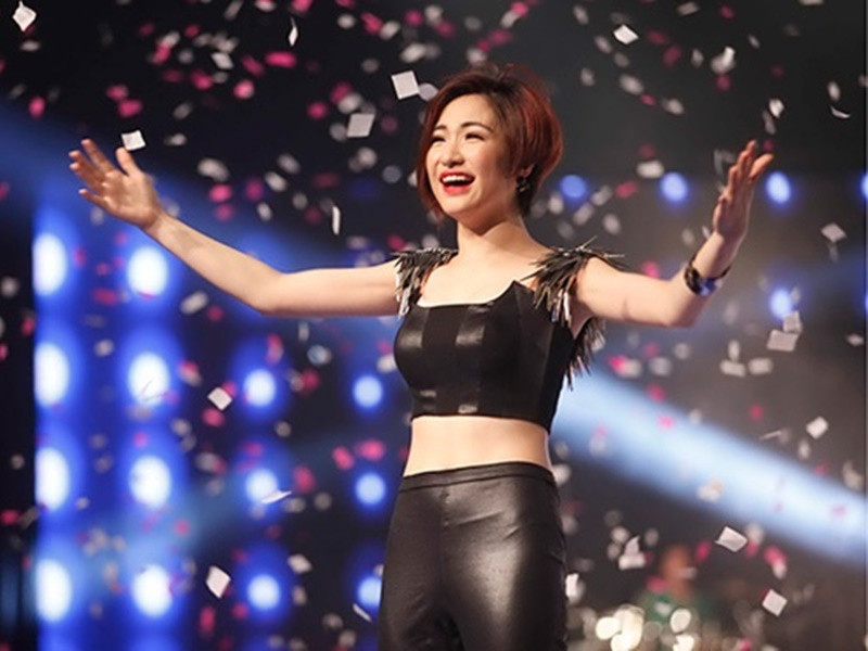 Năm 2014, vượt qua Hoàng Yến Chibi và Gia Bảo trong đêm chung kết Học viện ngôi sao, ca sĩ Hòa Minzy trở thành quán quân. Năm 2016, tham gia Gương mặt thân quen, cô trượt top 4. Ảnh: Người Lao Động.