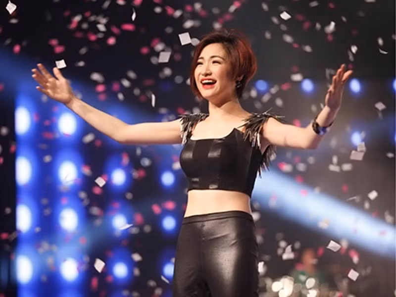 Năm 2014, vượt qua Hoàng Yến Chibi và Gia Bảo trong đêm chung kết Học viện ngôi sao, ca sĩ Hòa Minzy trở thành quán quân. Năm 2016, tham gia Gương mặt thân quen, cô trượt top 4. Ảnh: Người Lao Động.