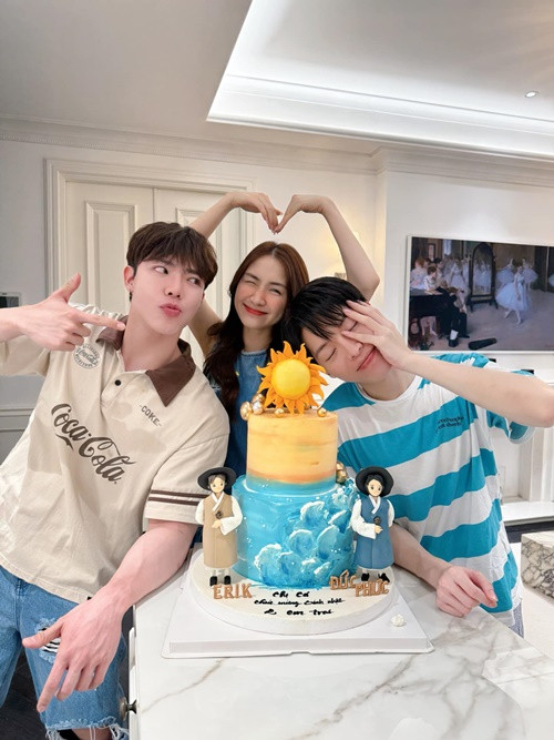 Ngoài ra, chia sẻ trên Dân Việt, Erik cho biết, mỗi khi một trong ba người hội “Hoa dâm bụt” có sản phẩm âm nhạc mới, hai người còn lại chủ động lên mạng xã hội chia sẻ giúp, liên tục cập nhật để giới thiệu, quảng bá cho nhau. Ảnh: FB Hòa Minzy.