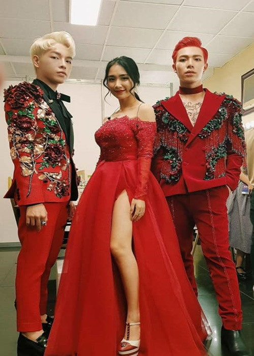 Trong cuộc phỏng vấn với Tổ Quốc, Erik chia sẻ, hội “Hoa dâm bụt” có sự cạnh tranh tích cực về hoạt động nghệ thuật. “Chúng tôi nhìn vào nhau và nhắc nhau cố gắng. Khi nhìn thấy anh chị thành công, mình không thể nào ngồi yên được. Tôi quan sát và cố gắng đầu tư hơn vào sản phẩm. Đó chính là động lực”, Erik nói. Ảnh: FB Đức Phúc.