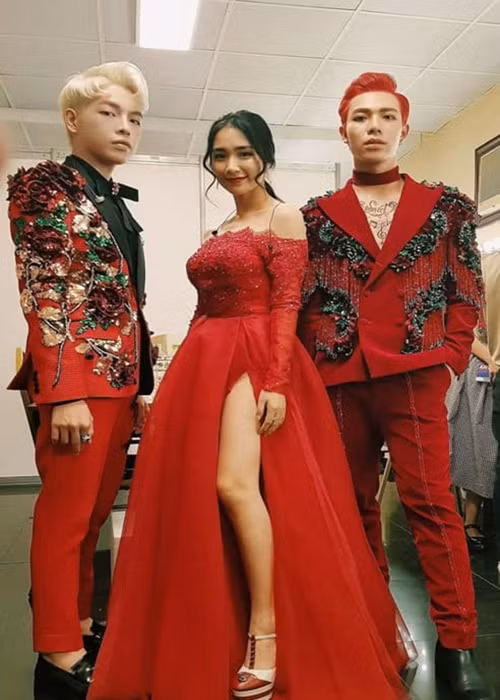 Trong cuộc phỏng vấn với Tổ Quốc, Erik chia sẻ, hội “Hoa dâm bụt” có sự cạnh tranh tích cực về hoạt động nghệ thuật. “Chúng tôi nhìn vào nhau và nhắc nhau cố gắng. Khi nhìn thấy anh chị thành công, mình không thể nào ngồi yên được. Tôi quan sát và cố gắng đầu tư hơn vào sản phẩm. Đó chính là động lực”, Erik nói. Ảnh: FB Đức Phúc.