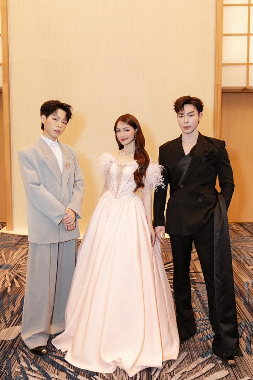  Hòa Minzy - Đức Phúc - Erik rất thân thiết trong 8 năm qua. Trong cuộc sống, Đức Phúc và Erik luôn là những người đầu tiên mà Hòa Minzy tiết lộ những cột mốc quan trọng như có bầu, sinh con. Ảnh: FB Hòa Minzy.