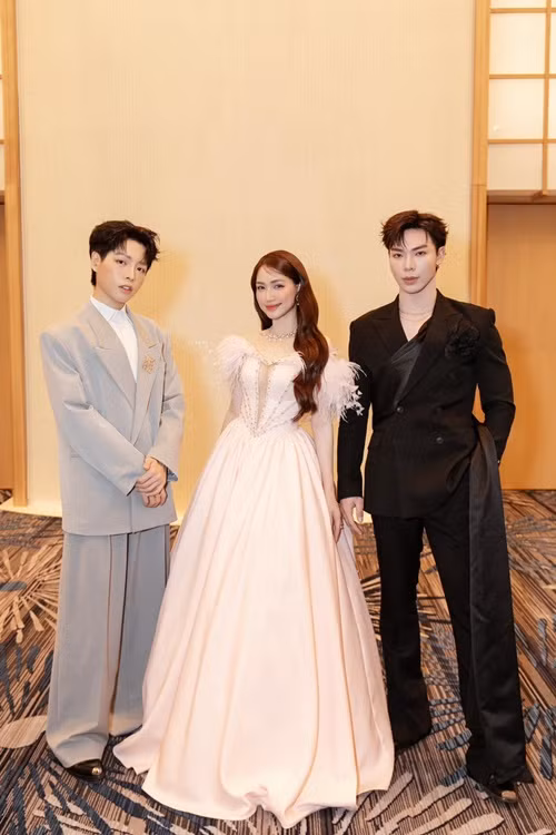  Hòa Minzy - Đức Phúc - Erik rất thân thiết trong 8 năm qua. Trong cuộc sống, Đức Phúc và Erik luôn là những người đầu tiên mà Hòa Minzy tiết lộ những cột mốc quan trọng như có bầu, sinh con. Ảnh: FB Hòa Minzy.