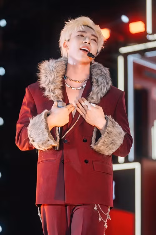 Năm 2014, Erik đầu quân về công ty của ST. 319. Năm 2016, giọng ca sinh năm 1997 gia nhập nhóm nhạc Monstar. Tháng 1/2016, Erik cho ra mắt sản phẩm âm nhạc đầu tay Sau tất cả. Ca khúc giúp tên tuổi của Erik được nhiều khán giả biết đến. Năm 2024, Erik gây chú ý khi tham gia Anh trai say hi. Ảnh: FB Erik.