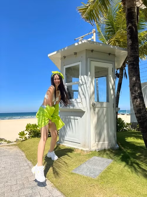 Hiền Thục bắt đầu hát trên sân khấu vào năm 8 tuổi. Nhiều năm qua, cô thường xuyên biểu diễn tại các sân khấu ca nhạc. Hiền Thục cũng tung các sản phẩm âm nhạc. MV mới nhất của Hiền Thục mang tên A song for you ra mắt vào tháng 2/2025.