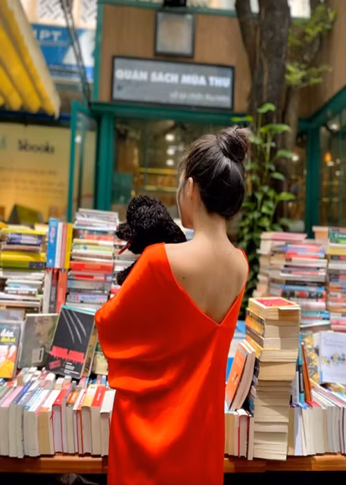 Giọng ca Nhật ký của mẹ ăn mặc phóng khoáng ở đời thường.