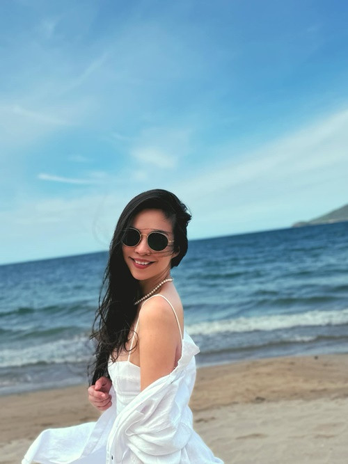 Dù vòng một không căng đầy, gợi cảm, cô vẫn tự tin diện trang phục trễ nải.