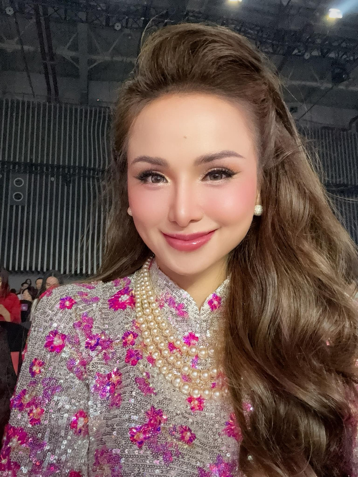 Không chỉ Thu Hoài, Diễm Hương cũng quan tâm đến ồn ào của ViruSs. Nàng hậu để lại bình luận dưới bài đăng của ViruSs: “Bạn bớt giơ tay lên như vô tội đi. Ai cũng có lúc trăng hoa nhưng khi đã bị phát hiện thì đàn ông hay phụ nữ cứ im lặng và tìm cách nhắn xin lỗi. Coi bạn livestream thấy bực thật sự”. Ảnh: FB Diễm Hương.