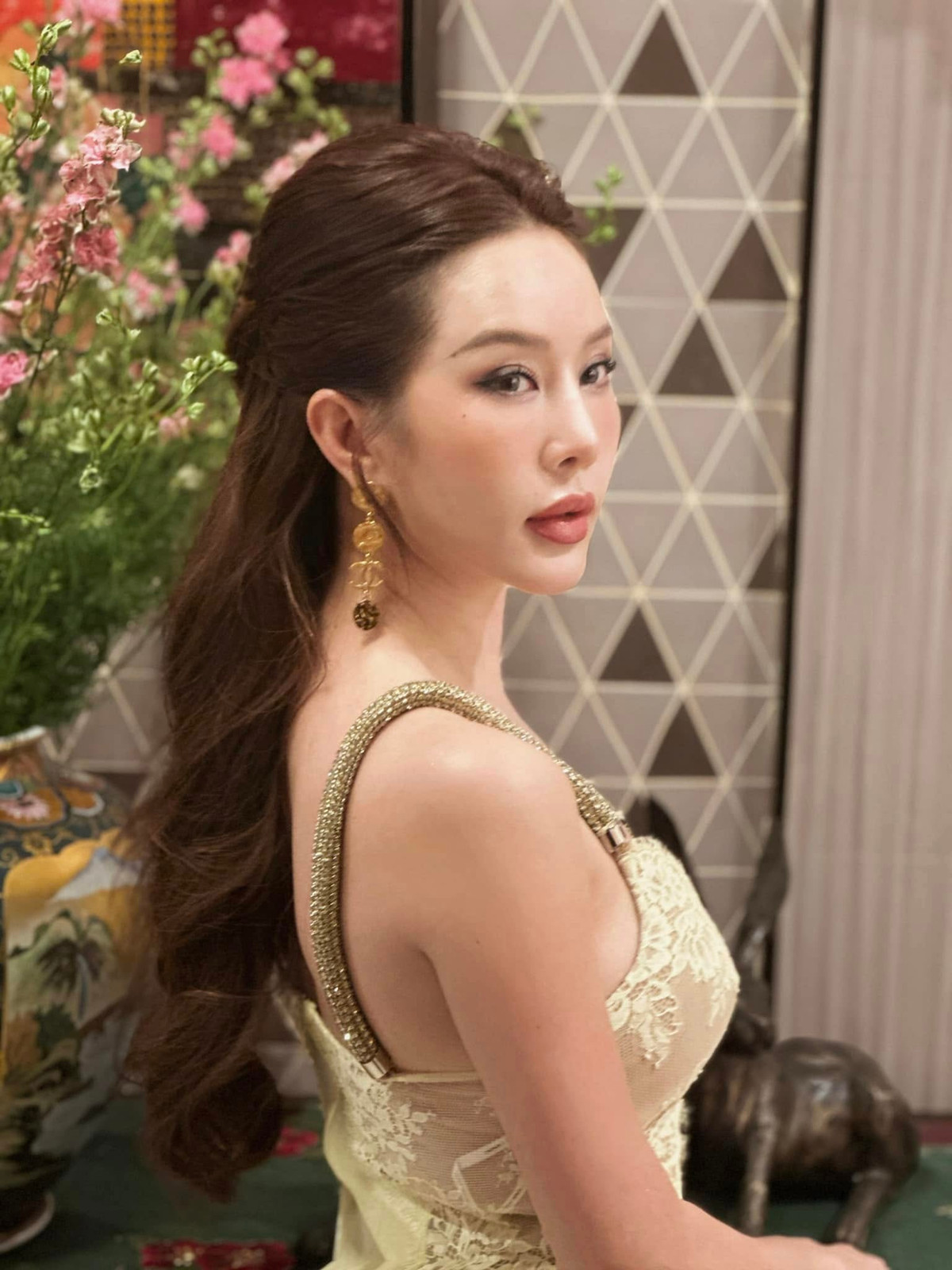 Không những vậy, Thu Hoài còn viết ẩn ý “đá xéo” ViruSs. Cụ thể, nữ doanh nhân tỏ ra bức xúc khi một người bị vạch trần không những không thấy hổ thẹn mà còn ngang nhiên biến scandal của chính mình thành món hàng buôn bán, livestream thu bạc tỷ từ chính sự tò mò và phẫn nộ của công chúng. Ảnh: FB Thu Hoài.