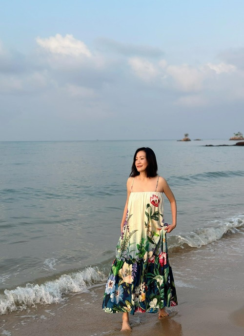 Mới đây, diễn viên Hồng Đào chia sẻ hình ảnh thảnh thơi dạo chơi trên bãi biển. Bạn bè, đồng nghiệp khen ngợi sắc vóc của nữ nghệ sĩ ở tuổi 63.