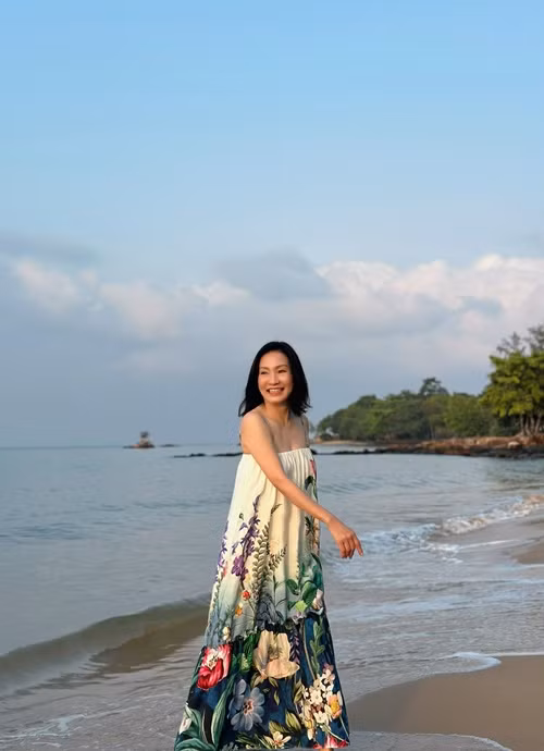 Diện váy hai dây trên biển, Hồng Đào gợi cảm, trẻ trung hơn nhiều so với tuổi thật.