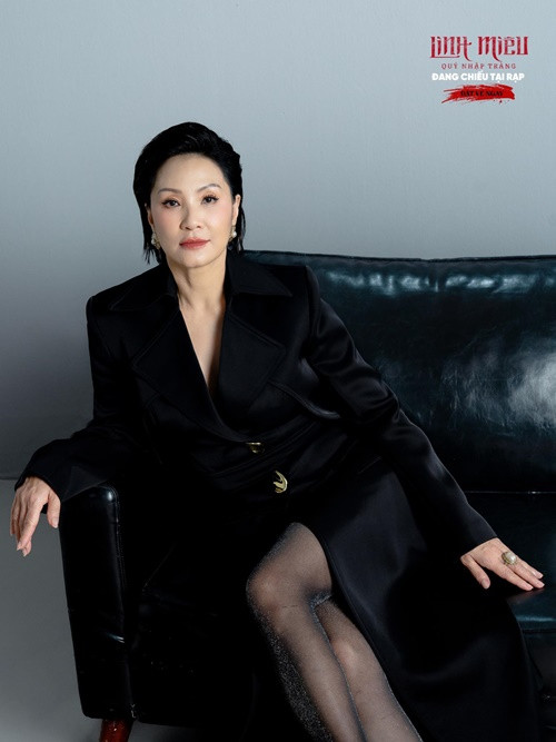 Trước ánh đèn sân khấu, Hồng Đào theo đuổi phong cách sang trọng.