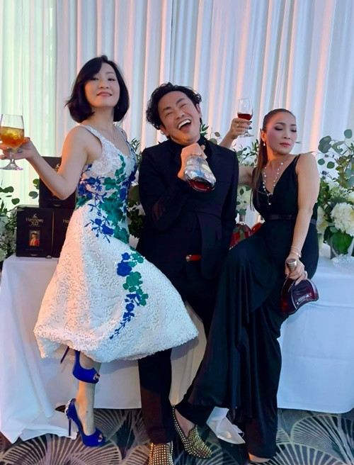 Nữ nghệ sĩ có cuộc sống bình yên ở Mỹ. "Sáng dậy sớm tập thể dục sau đó nói chuyện với bố mẹ và đi làm. Tôi có một nhóm bạn thi thoảng đi ăn với nhau", Hồng Đào tiết lộ trong cuộc phỏng vấn với Vietnamnet.