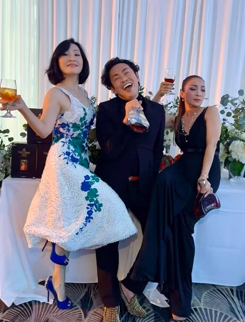 Nữ nghệ sĩ có cuộc sống bình yên ở Mỹ. "Sáng dậy sớm tập thể dục sau đó nói chuyện với bố mẹ và đi làm. Tôi có một nhóm bạn thi thoảng đi ăn với nhau", Hồng Đào tiết lộ trong cuộc phỏng vấn với Vietnamnet.