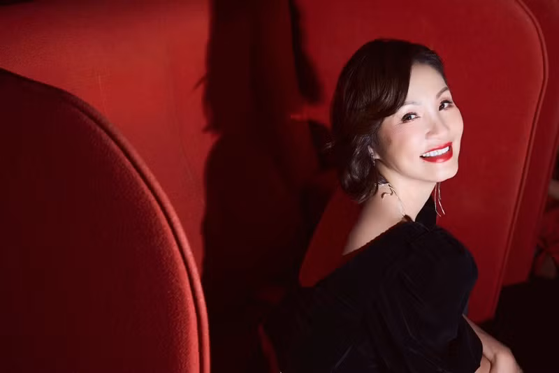 Trở lại cuộc sống độc thân, Hồng Đào đắt show đóng phim, diễn kịch ở Việt Nam.