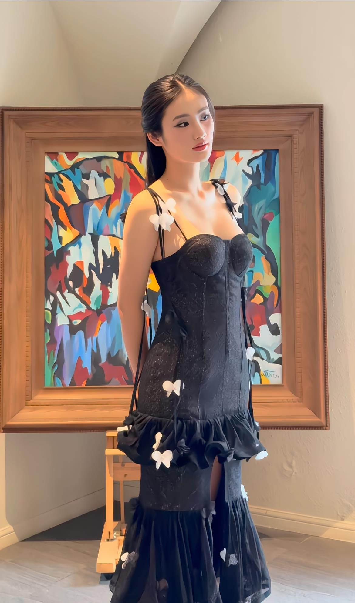 Nhan sắc của Ý Nhi gợi cảm hơn sau 2 năm đăng quang nhờ "dao kéo". Ảnh: FB Ý Nhi.