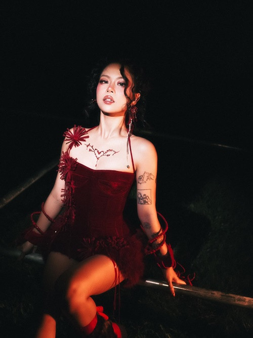 Rapper sinh năm 2000 có gương mặt tròn đầy, đôi mắt một mí đặc trưng. Ảnh: FB Tlinh.