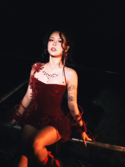 Rapper sinh năm 2000 có gương mặt tròn đầy, đôi mắt một mí đặc trưng. Ảnh: FB Tlinh.