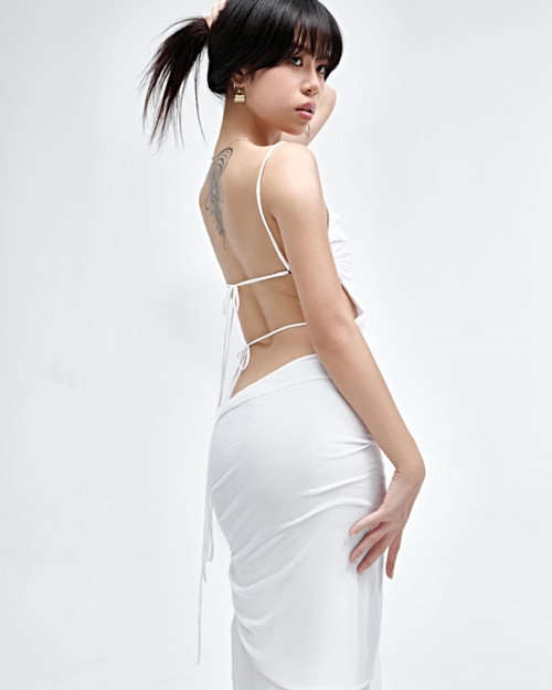 Rapper Tlinh sở hữu đường cong hình thể quyến rũ. Ảnh: FB Tlinh.