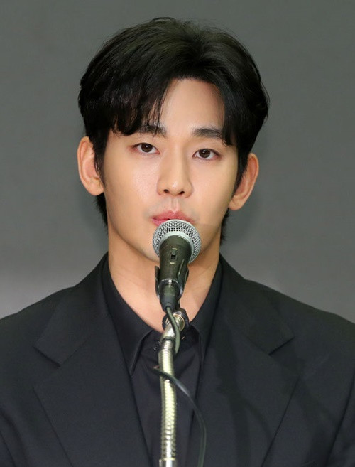 "Tôi và cô ấy chỉ là cặp đôi bình thường, hẹn hò rồi chia tay. Sau khi đường ai nấy đi, tôi không còn giữ liên lạc với cô ấy", diễn viên Kim Soo Hyun nói. Ảnh: Newsis.