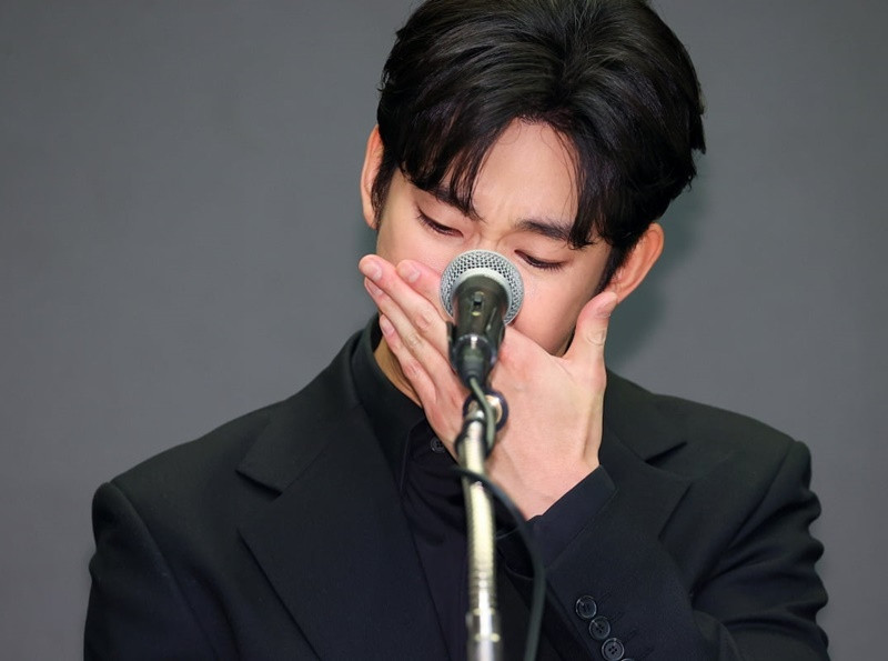 Kim Soo Hyun liên tục khóc trong buổi họp báo. Ảnh: Yonhap.