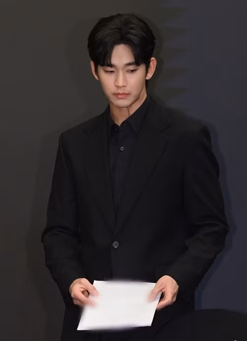  Kim Soo Hyun tổ chức buổi họp báo vào chiều ngày 31/3. Đây là lần đầu tiên nam diễn viên Vì sao đưa anh tới lộ diện trước công chúng sau khi bị tố hẹn hò Kim Sae Ron từ khi cô mới 15 tuổi. Ảnh: Xportsnews.