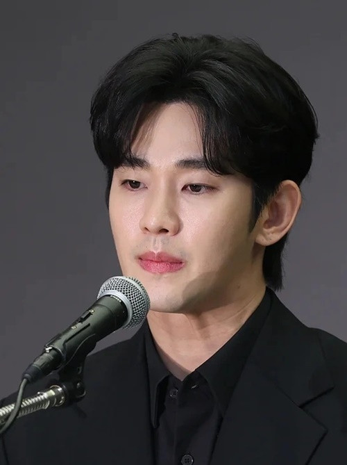 Trong buổi họp báo, Kim Soo Hyun khẳng định, anh hẹn hò Kim Saron bắt đầu từ năm 2019 khi cô 19 tuổi. Mối quan hệ chỉ kéo dài 1 năm. Ảnh: Spotvnews.