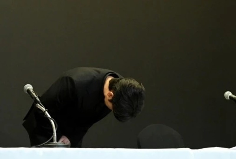 Diễn viên Vì sao đưa anh tới cúi đầu xin lỗi vì đã khiến nhiều người chịu tổn thương. Kim Soo Hyun thừa nhận bản thân hèn nhát, bận chạy trốn, phủ nhận sai lầm. Ảnh: Sportschosun.