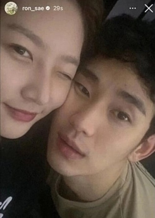 Trước đó, theo Gold Medalist - công ty quản lý, Kim Soo Hyun và Kim Sae Ron hẹn hò từ mùa hè năm 2019 đến mùa thu năm 2020, chứ không phải từ năm 2015 khi Kim Sae Ron mới 15 tuổi. Ảnh: KK News