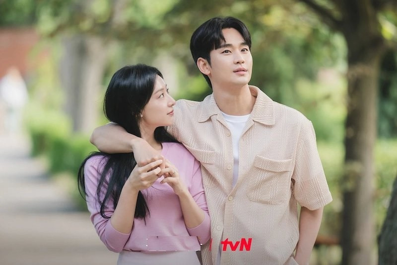 Trước nghi vấn “phim giả tình thật”, Kim Soo Hyun và Kim Ji Won đều từ chối trả lời. Tuy nhiên, tài tử đã có những động thái khéo léo phủ nhận tin đồn tình cảm như xóa ảnh có cách tạo dáng Kim Ji Won. Ảnh: Đời Sống Gia Đình.