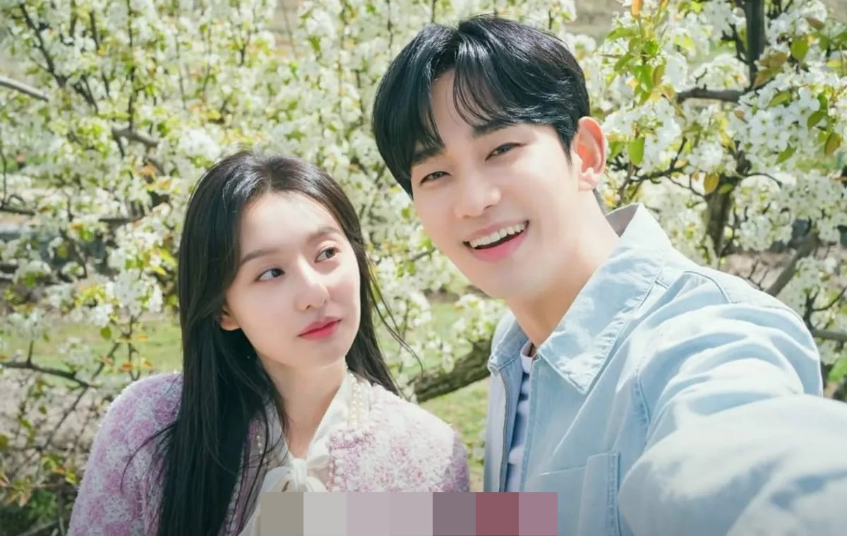 Kim Soo Hyun từng không ít lần vướng tin đồn hẹn hò. Khi đóng phim Nữ hoàng nước mắt với Kim Ji Won, tài tử được ghép cặp với vợ màn ảnh. Ảnh: VTV.